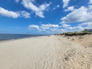 Ubicación cercana a la playa y tumbonas