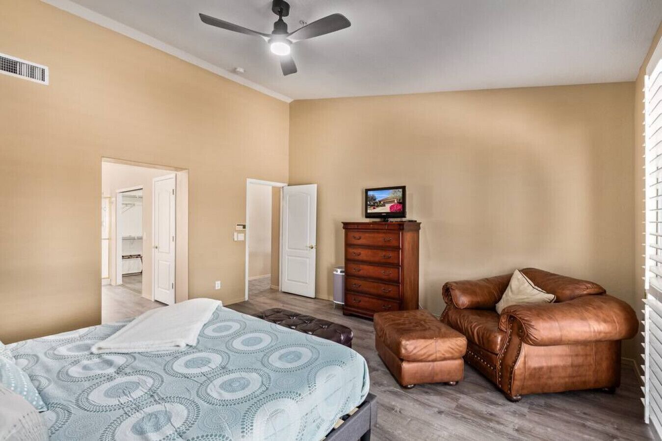3 bedrooms, desk, iron/ironing board, travel cot