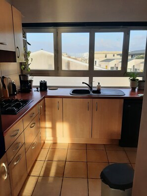 ثلاجة، ميكروويف، فرن، موقد طهي مسطح