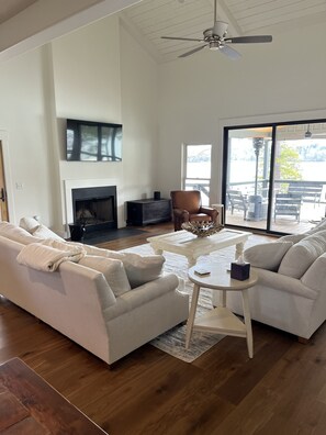 Living area - Lake front property with amazing views of Lewis Smith Lake (houston)