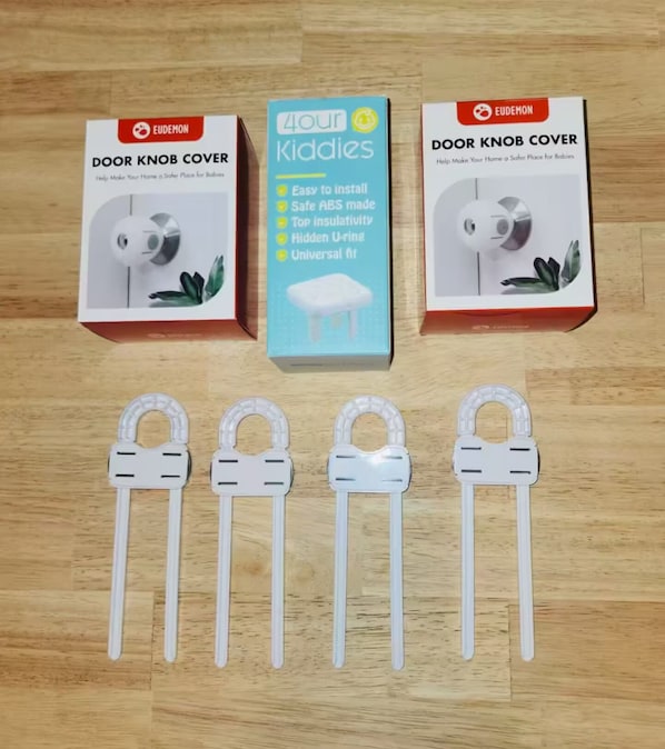 Tres protectores para pomo de puerta y su embalaje.