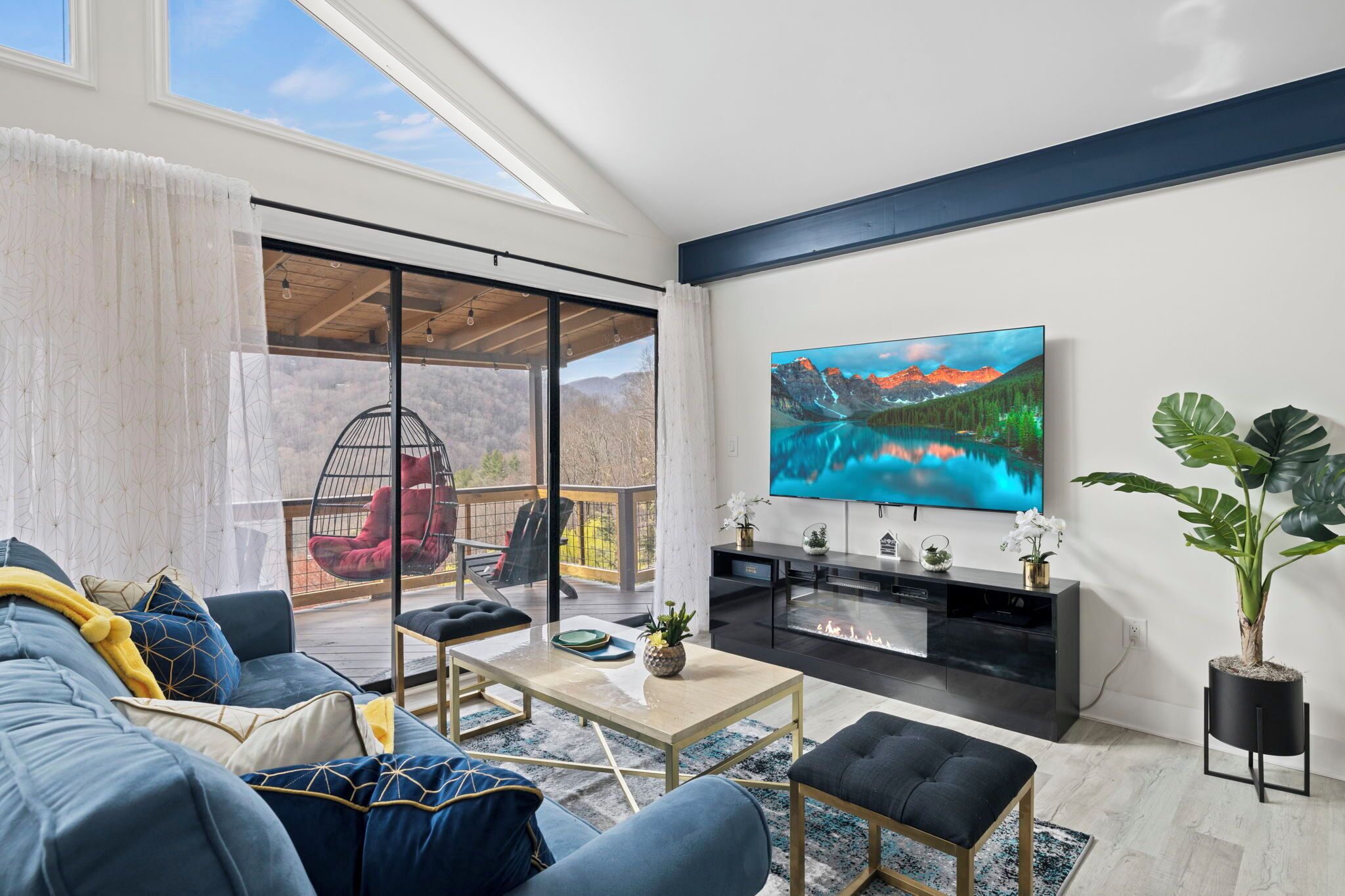 TV connectée, cheminée, baby-foot, livres