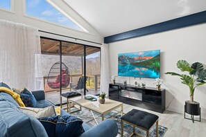 Smart TV, chimenea, futbolito y libros 