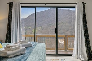 3 habitaciones, escritorio y tabla de planchar con plancha 