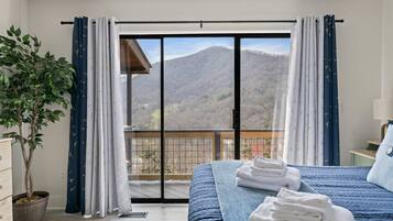 3 bedrooms, desk, iron/ironing board, travel crib