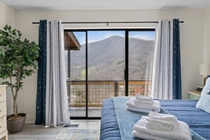 3 habitaciones, escritorio y tabla de planchar con plancha 