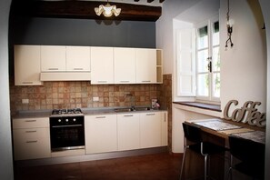 Private kitchen - Apartment in an old renovated mill with terrace (Capannori)