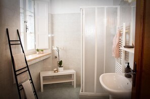 Shower, hair dryer, bidet, towels - Apartment in an old renovated mill with terrace (Capannori)