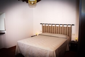 3 bedrooms, free WiFi, bed sheets - Apartment in an old renovated mill with terrace (Capannori)