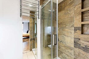 Dusche, Haartrockner, Handtücher