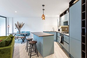 Geladeira, micro-ondas, fogão, cooktop