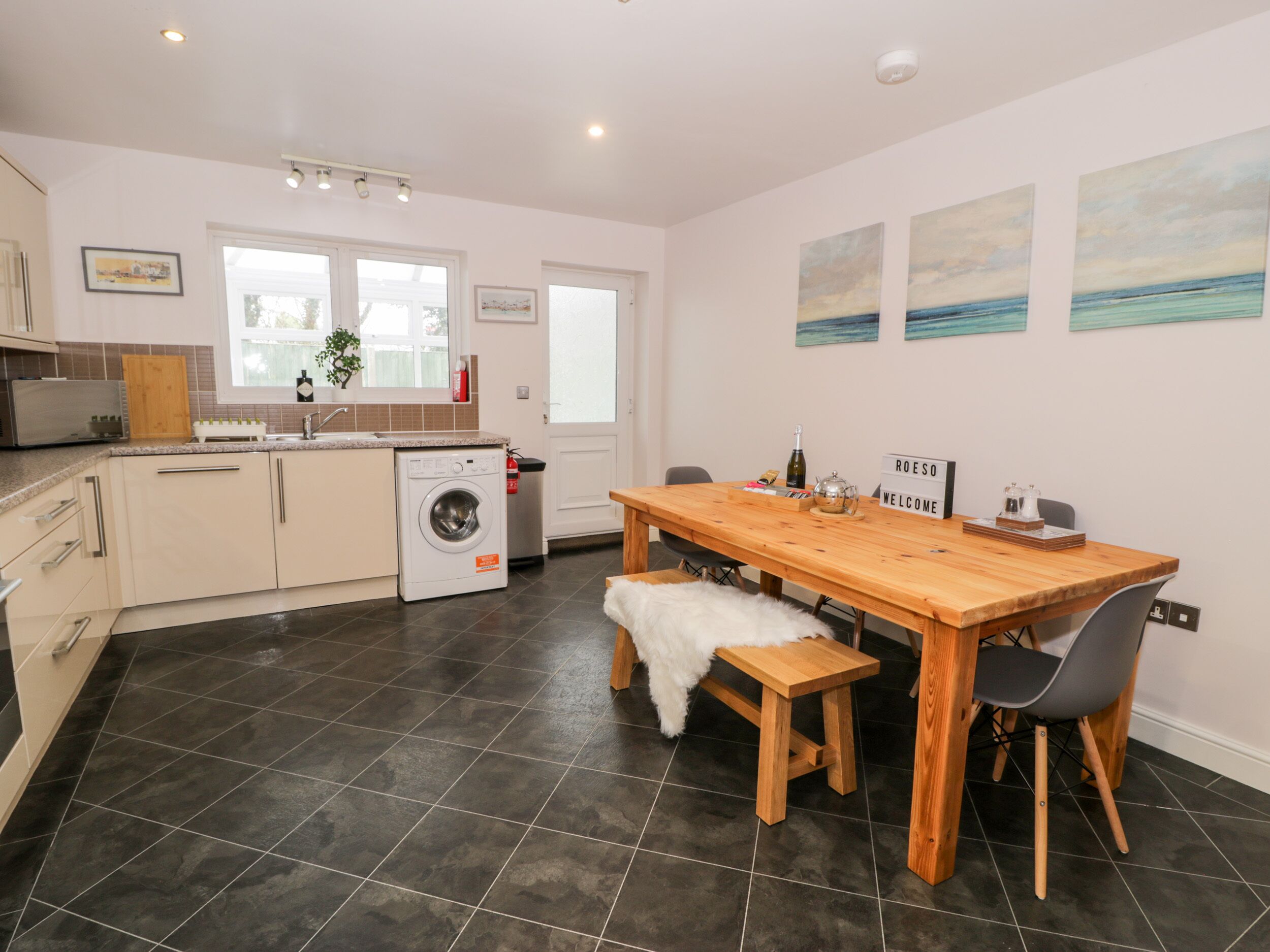 Frigorífico, hervidor eléctrico, tostadora y utensilios de cocina