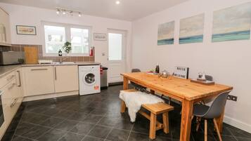 Frigorífico, hervidor eléctrico, tostadora y utensilios de cocina