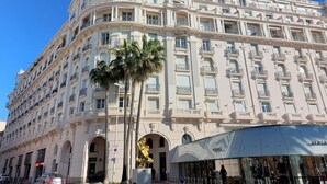 Un grand hôtel somptueux, doté de nombreux balcons et d’une enseigne bien visible portant le nom « MIRAMAR ».