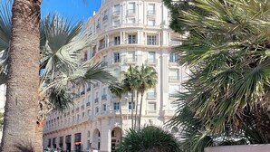 Un bâtiment de style architectural classique, doté de balcons et de grandes fenêtres.