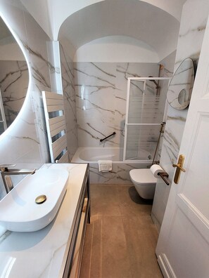 Haartrockner, Handtücher, Seife, Toilettenpapier