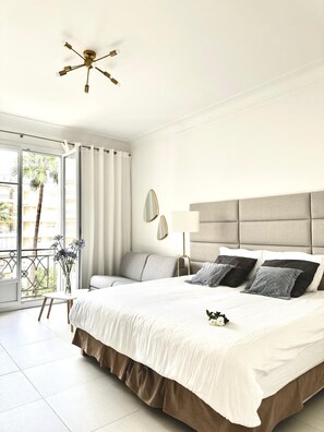 1 sovrum, skrivbord, strykjärn/strykbräda och resesäng