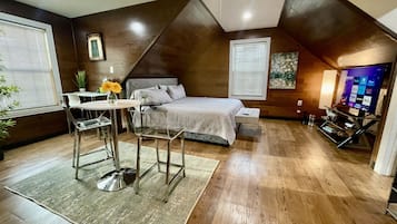 1 bedroom, desk, iron/ironing board, WiFi