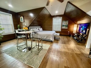 1 bedroom, desk, iron/ironing board, WiFi