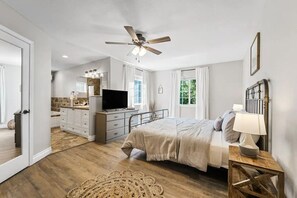 2 habitaciones, escritorio, tabla de planchar con plancha y wifi gratis 