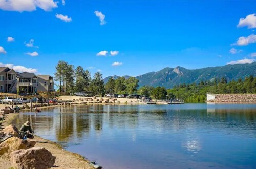 Serene Stay w/ Mountain Views in Downtown Monument