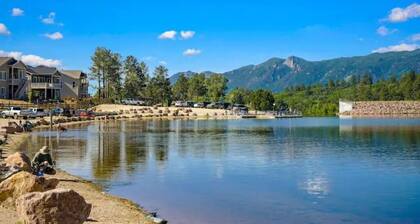 Serene Stay w/ Mountain Views in Downtown Monument