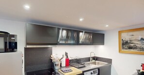 Een koelkast, een magnetron, een oven, een koffiezetapparaat/waterkoker