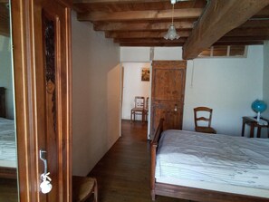 4 bedrooms, travel cot, Internet