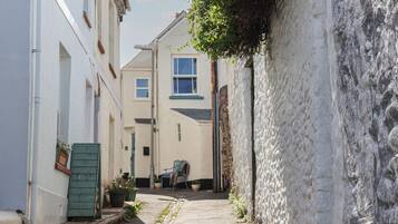 المنطقة المحيطة بالمنشأة