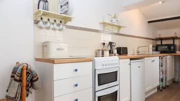 冷蔵庫、トースター、調理器具と食器