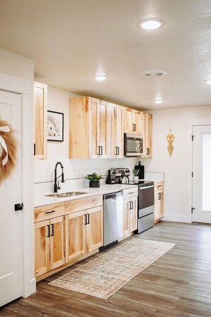 Réfrigérateur, four à micro-ondes, un four, lave-vaisselle