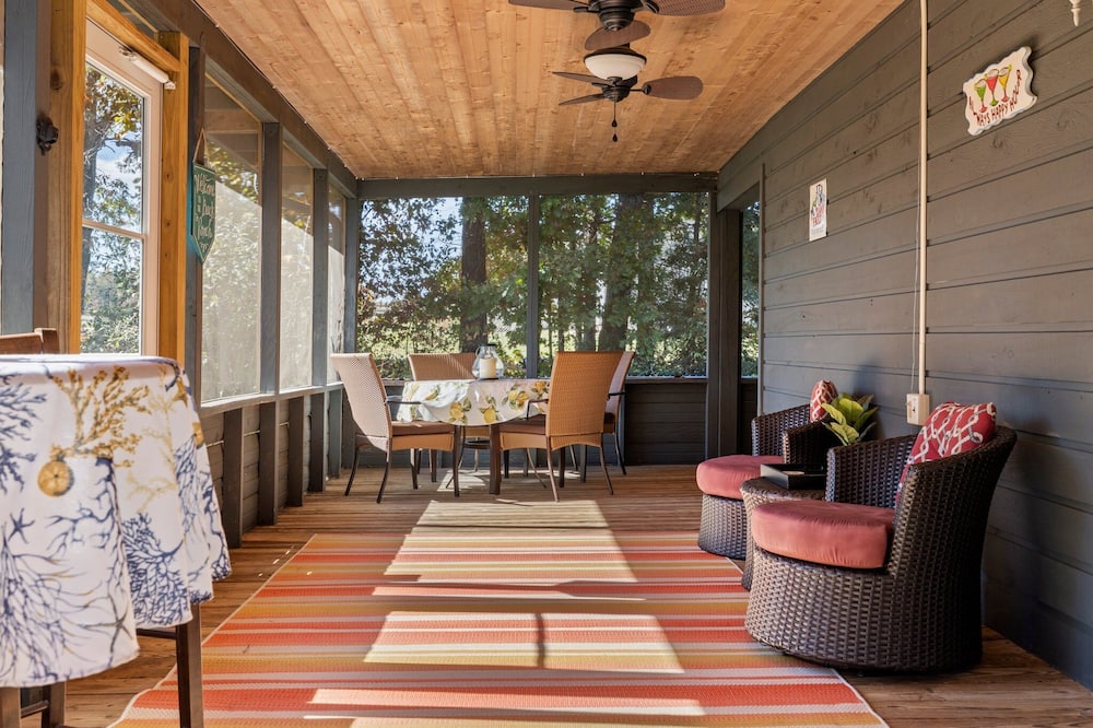 5 mi to Downtown Hendersonville Game Room/ Firepit