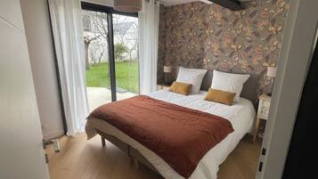 1 habitación, escritorio, tabla de planchar con plancha y cuna de viaje