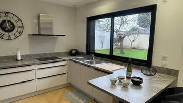 Een koelkast, een microgolfoven, een oven, een kookplaat