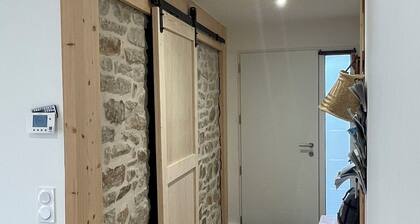 New 80 m² apartment with garden, quiet, walking distance to port, stadiums and shops