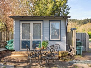 Outdoor dining - 2 bedroom accommodation in Betwys-y-Coed (Betwys-y-Coed)