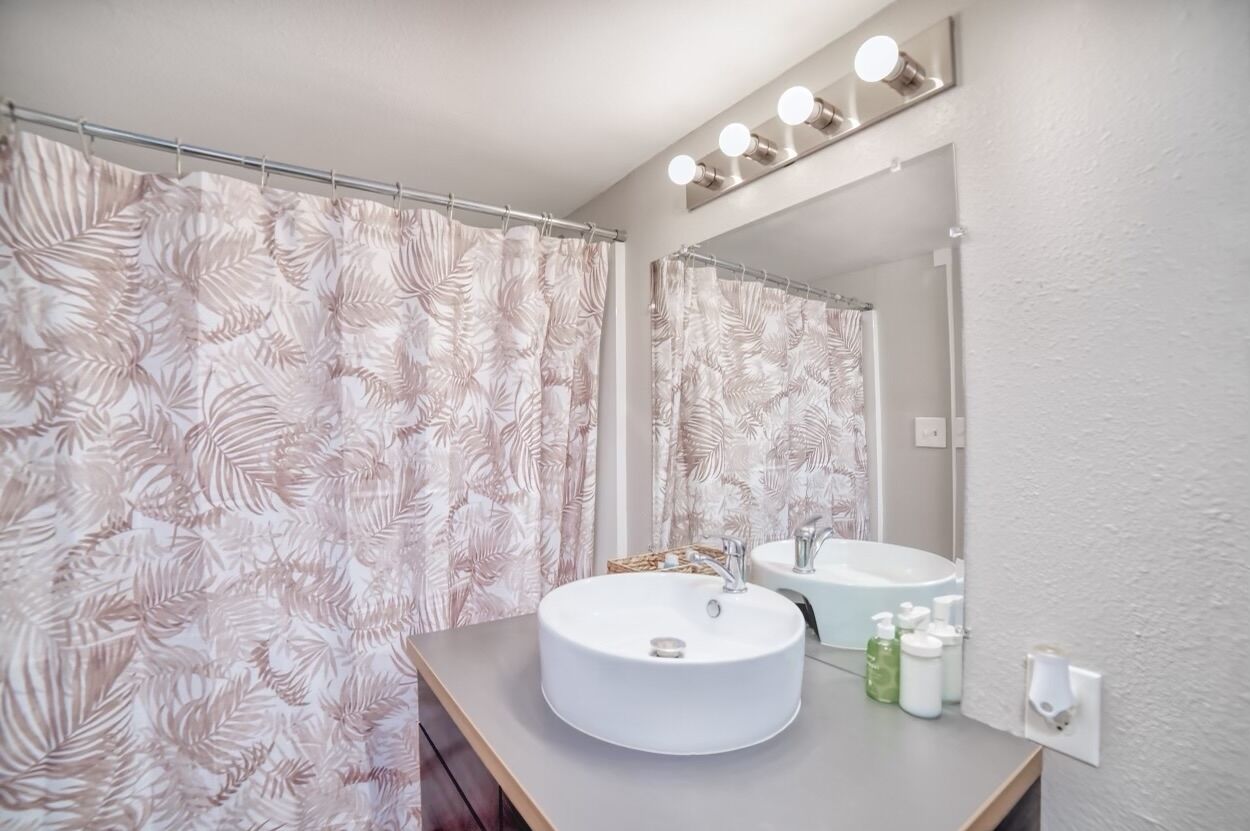 Cozy 2 bedroom 2 bathroom unit conveniently located 1 mile from "The Strip"