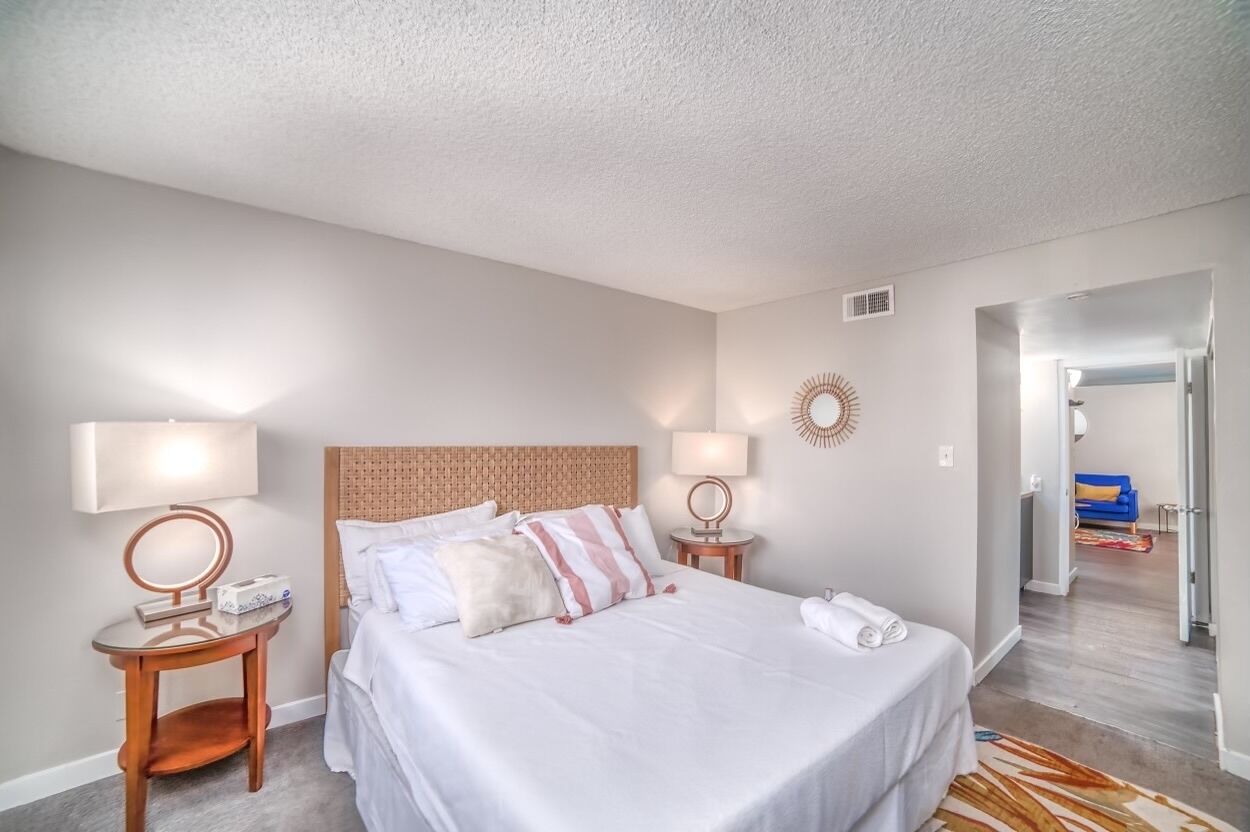 Cozy 2 bedroom 2 bathroom unit conveniently located 1 mile from "The Strip"