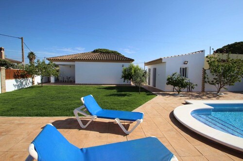 Nice holiday home with private pool and large garden, barbecue terrace, near to the pine-forest, with Wifi, sleeps 6-7