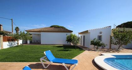Nice holiday home with private pool and large garden, barbecue terrace, near to the pine-forest, with Wifi, sleeps 6-7