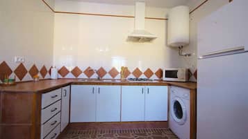 Fridge, microwave, coffee/tea maker, toaster