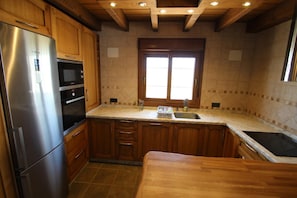 Een koelkast, een microgolfoven, een vaatwasser