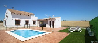 New house with private pool, barbeque area and wifi, for 4-5 people.