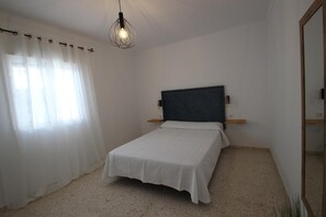 2 bedrooms, free internet, bed sheets