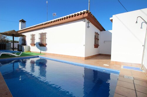 nice holiday home with private pool, for 4-5 persons, quiet, with Wi-Fi and airconditioning and bicycles