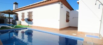 nice holiday home with private pool, for 4-5 persons, quiet, with Wi-Fi and airconditioning and bicycles