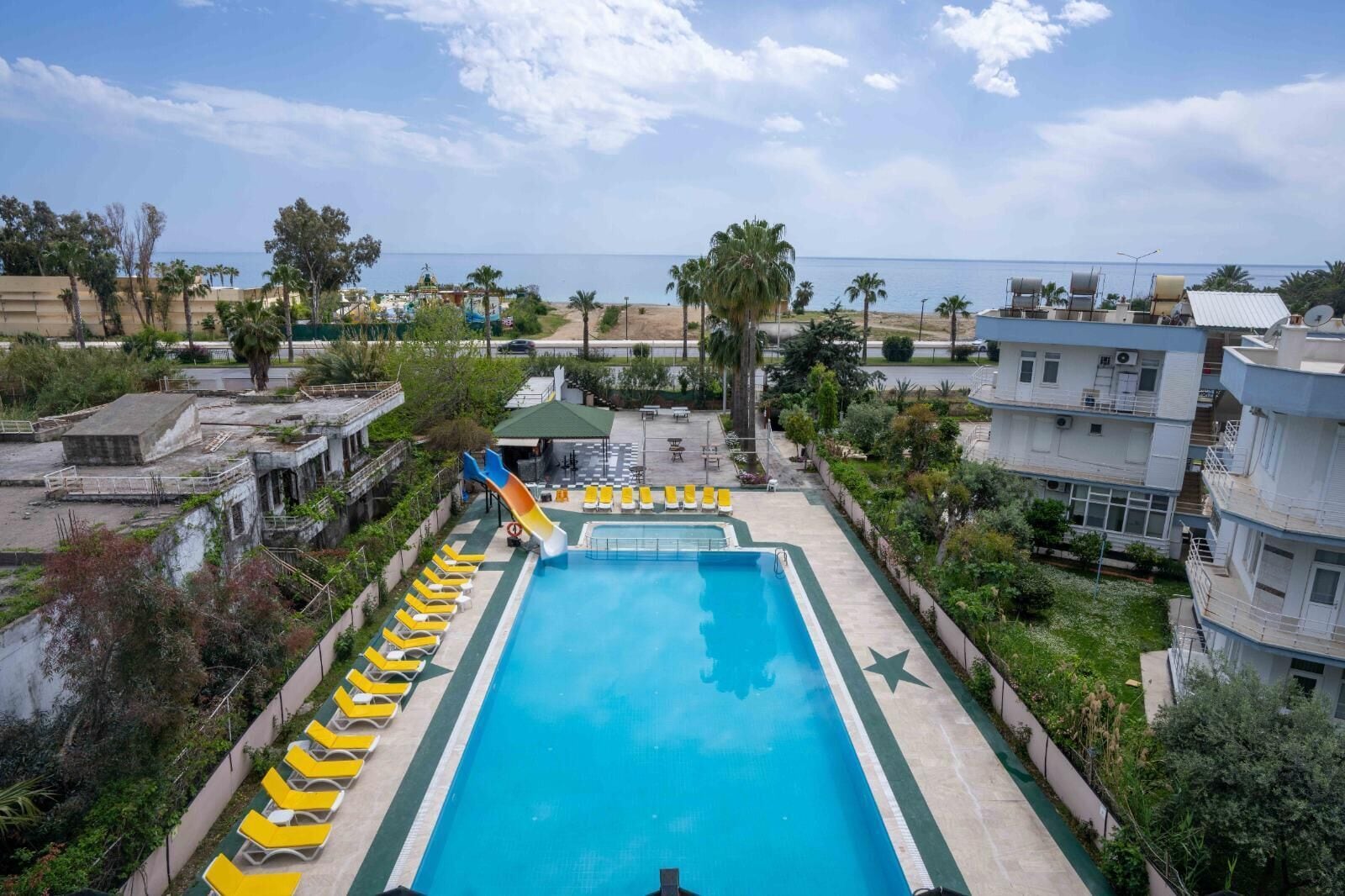 Kolam renang outdoor, dengan kursi berjemur