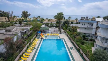 Kolam renang outdoor, dengan kursi berjemur