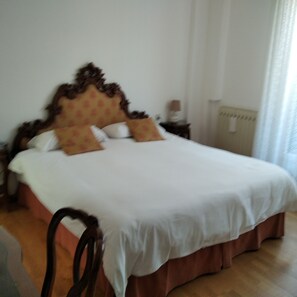 2 bedrooms, desk, soundproofing, free WiFi