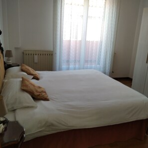 2 Schlafzimmer, Schreibtisch, schallisolierte Zimmer, kostenloses WLAN